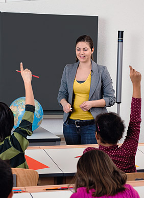 Foto eines Lehrers mit Ansteckmikrofon vor Schülern - im Hintergrund sieht man ein schmales Soundfield-System